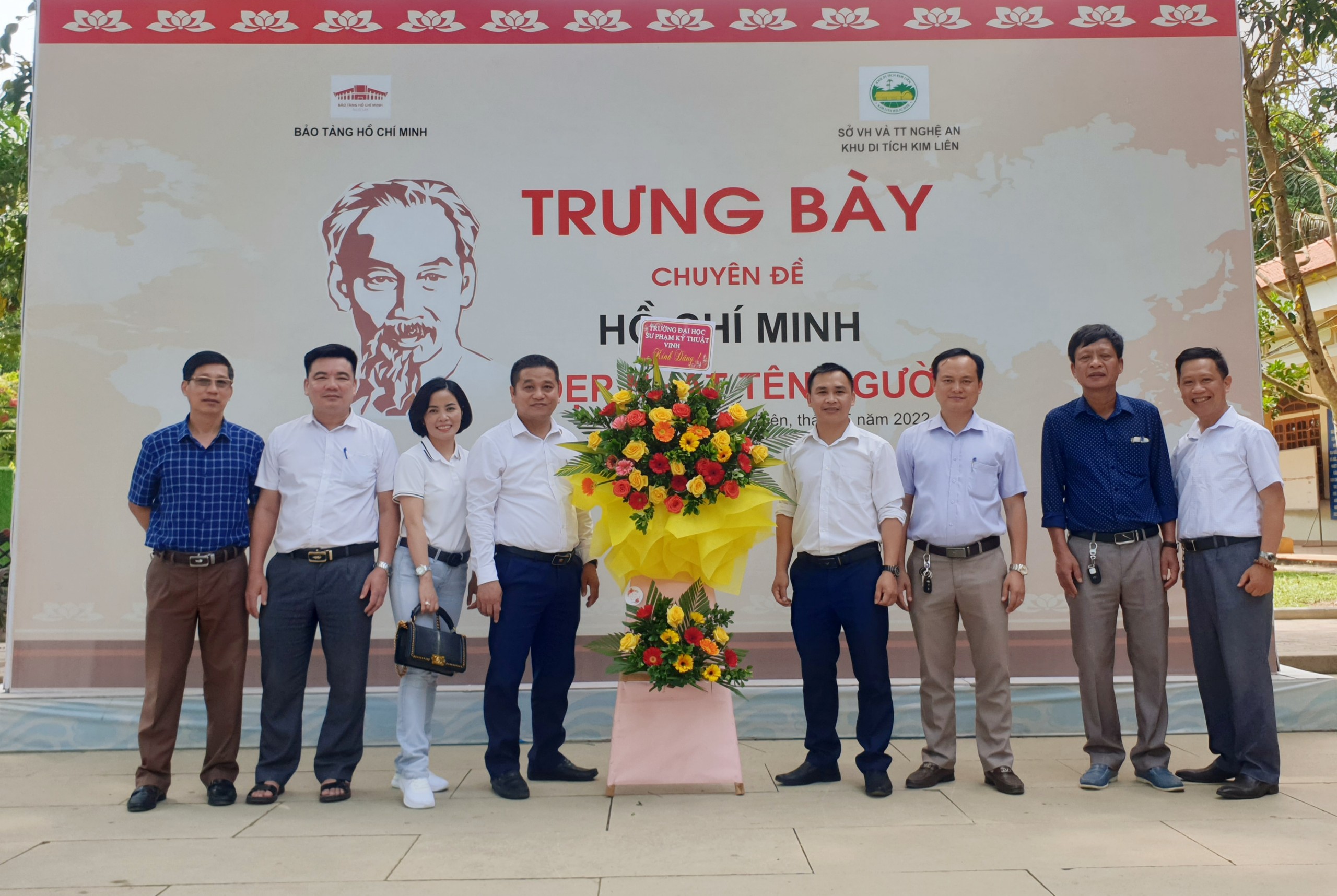 Trường Đại học Sư phạm Kỹ thuật Vinh dâng hoa, dâng hương Chủ tịch Hồ Chí Minh tại Khu di tích Kim Liên, Nam Đàn, Nghệ An